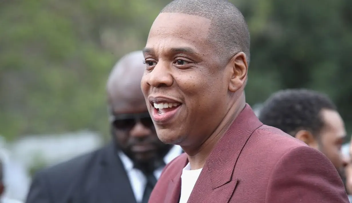 Ibu Jay Z, Gloria Carter, ternyata seorang lesbian. Hal tersebut terungkap di album 4:44 milik Jay Z dalam lagu Smile. Selama ini ia berpra-pura karena malu dengan lingkungan. (ARI PERILSTEIN / GETTY IMAGES NORTH AMERICA / AFP)