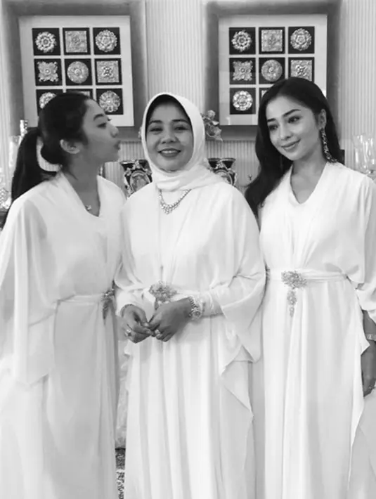 “All those smile and laughter we've shared. All the prayers we've sent and answered. All the blessings we've got during The Holy Month of Ramadhan,” tulis Nikita Willy. (Instagram/Nikitawillyofficial94)