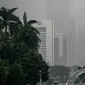 Suasana saat hujan deras mengguyur kawasan Jalan Thamrin, Jakarta, Selasa (31/5/2022). Kecepatan angin maksimum mencapai 20 kt dan tekanan udara minimum 1005,8 mb.  (Liputan6.com/Faizal Fanani)