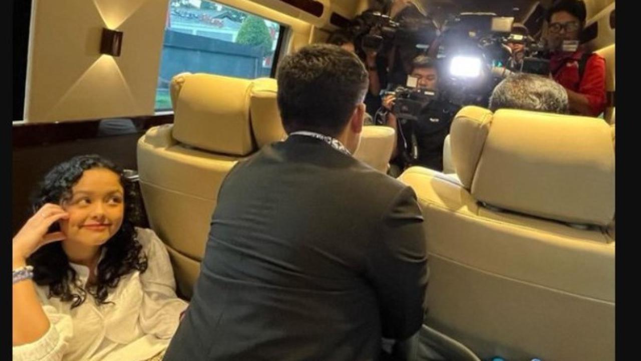 Anies Baswedan Dikerubungi Wartawan di Mobil, Reaksi Unik Mutiara Baswedan Tuai Perhatian