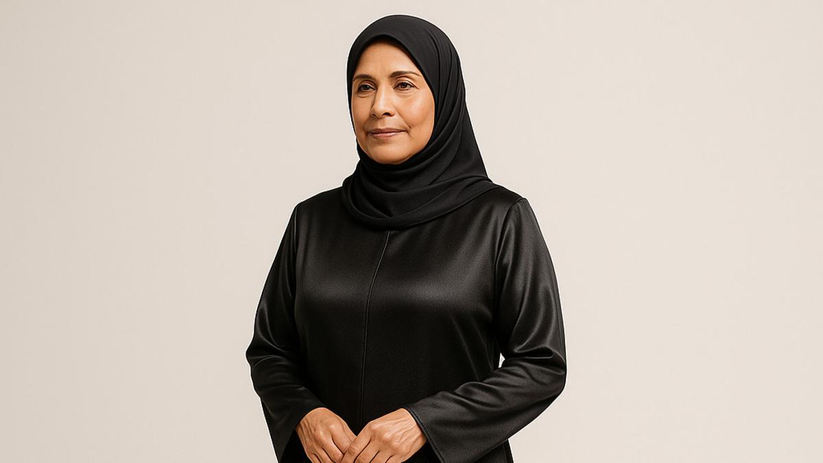 7 Pilihan Gamis Hitam Simpel Terbaru untuk Usia 50-an, Tampil Stylish dan Awet Muda