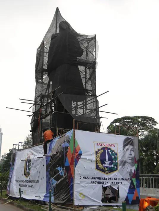 Petugas melakukan perawatan Patung Jenderal Sudirman di Jakarta, Senin (16/4). Perbaikan Patung tersebut untuk merawat agar patung tetap dalam kondisi baik dan tidak terjadi korosi karena faktor cuaca. (Liputan6.com/Arya Manggala)