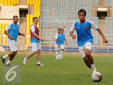 Pesepakbola Indonesia yang tergabung dalam Primavera Baretti melakukan latihan di Stadion GBK Jakarta, Kamis (19/5/2016). Primavera Baretti akan melakoni laga persahabatan melawan para legenda Italia, Sabtu (21/5). (Liputan6.com/Helmi Fithriansyah)