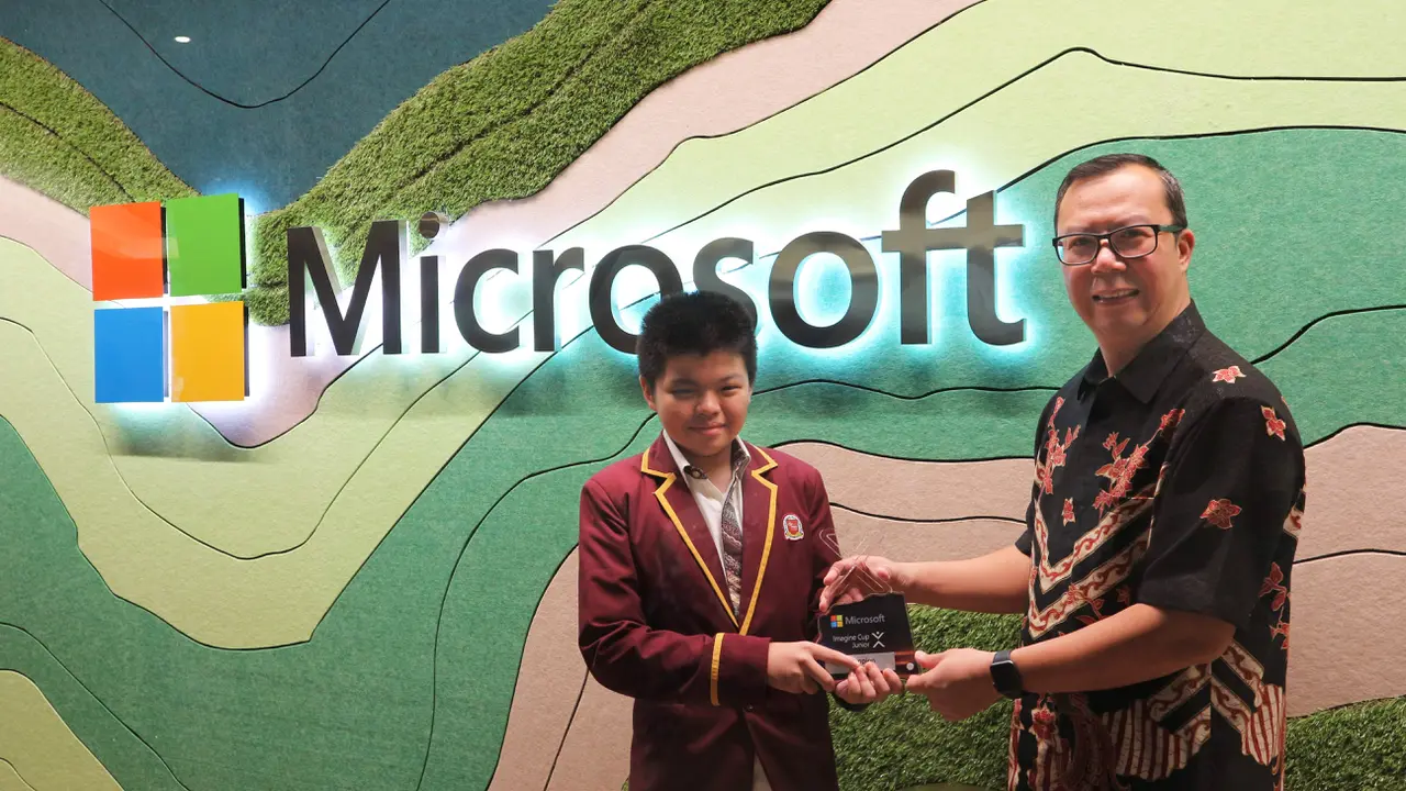 Evan Felix Santoso menerima trofi kemenangan dari Microsoft Imagine Cup Junior 2022 (Dok. Microsoft)