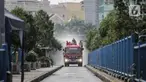 Petugas Damkar saat menyemprotkan cairan disinfektan di kawasan Terminal bus dan Blok M Square, Jakarta, Selasa (23/6/2020). Penyemprotan cairan disinfektan tersebut bertujuan untuk mencegah penyebaran COVID-19. (Liputan6.com/Faizal Fanani)