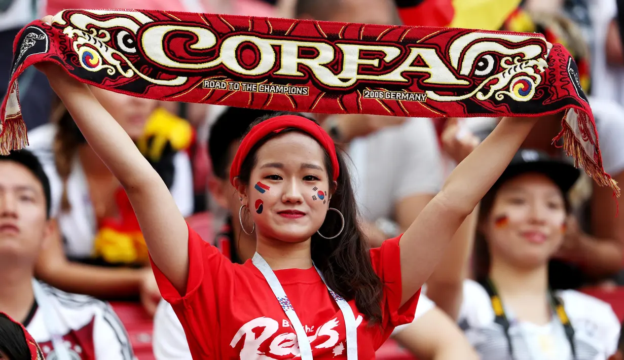 Suporter Korea Selatan saat menyaksikan laga melawan Jerman pada laga Piala Dunia di Stadion Kazan, Rusia, Rabu (27/6/2018). Korea Selatan menang 2-0 atas Jerman. (AFP/Roman Kruchinin)