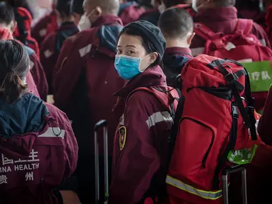 Staf medis Cheng Xiaoxue (tengah) dari Provinsi Guizhou, China barat daya, menunggu  kereta di Stasiun Kereta Api Wuhan di Provinsi Hubei, China (17/3/2020). Beberapa tim  medis mulai meninggalkan Hubei ketika epidemi COVID-19 yang terkena dampak paling parah itu terus menurun. (Xinhua/Xiao Yijiu)