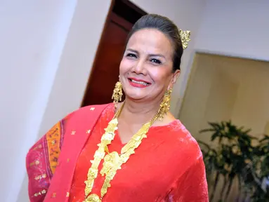 Christine Hakim tampil cantik saat ditemui di ajang Indiehome Woman Awards 2014, Jumat (25/4/14). (Liputan6.com/Panji Diksana)