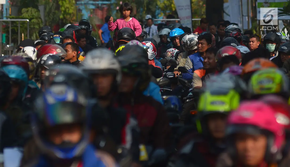 Pemudik sepeda motor gratis mengantre naik kapal di Pelabuhan Tanjung Priok, Jakarta, Rabu (13/6). Pada program mudik gratis ke Semarang ini kuota penumpang yang berangkat sebanyak 11.938 pemudik dan 5.555 motor. (Merdeka.com/imam buhori)