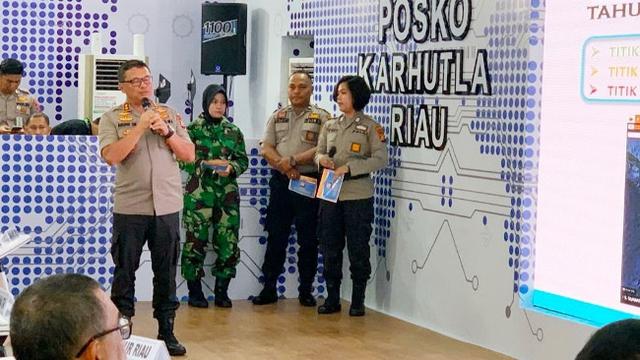 Kapolda Riau Irjen Agung Setya memaparkan cara kerja Dashboard Lancang Kuning mendeteksi kebakaran lahan.