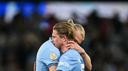 Pemain Manchester City, Kevin De Bruyne berpelukan dengan Erling Haaland setelah laga pekan ke-37 Liga Inggris 2024/2025 melawan Bournemouth di Etihad Stadium, Manchester, Inggris, Selasa (21/05/2025) waktu setempat. (AFP/Paul Ellis)
