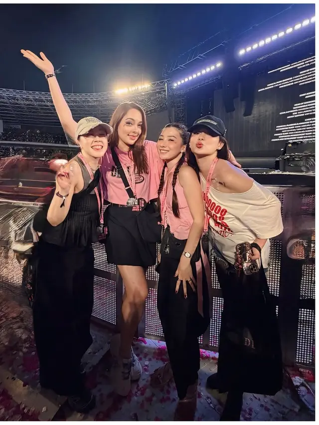 9 Potret Gaya Artis Nonton Konser BLACKPINK 'DEADLINE' di Jakarta, Diguyur Hujan