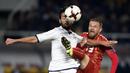 Pemain Italia, Marco Parolo (kiri) berebut bola dengan pemain Makedonia, Milovan Petrovicpada kualifikasi Piala Dunia 2018 di Philip II of Macedon stadium, Skopje Senin (10/10/2016) dini hari WIB. (AFP/Dimitar Dilkoff)