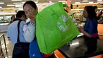 Seorang konsumen menggunakan tas belanja nonplastik untuk mengemas barang belanjaan di sebuah supermarket di Denpasar, 16 Juli 2019. Bali menerapkan pelarangan penggunaan plastik sekali pakai yang tertuang dalam Peraturan Gubernur (Pergub) Nomor 97 Tahun 2018. (SONNY TUMBELAKA/AFP)