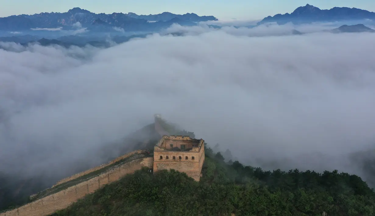 Foto dari udara menunjukkan Tembok Besar China seksi Jinshanling yang diselimuti kabut pagi di wilayah Luanping, Kota Chengde, Provinsi Hebei, China, 10 Agustus 2020. (Xinhua/Zhou Wanping)