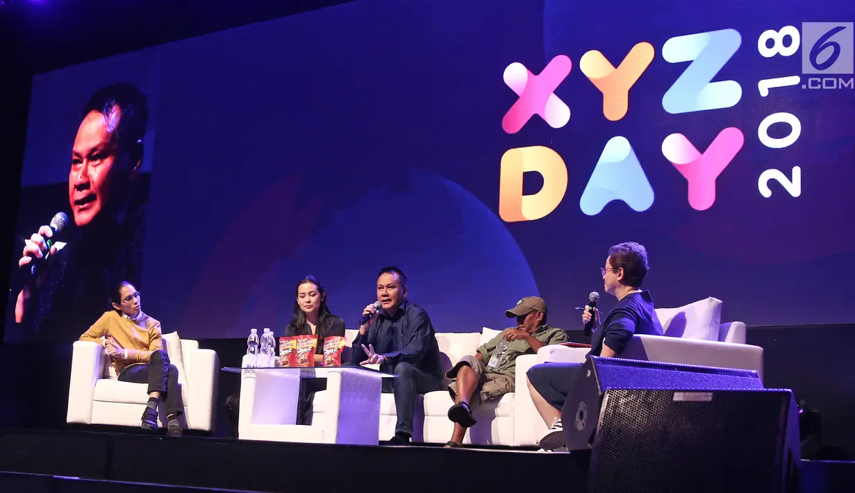 Produser film Dilan 1990 Ody Mulya (tengah) memberi materi saat diskusi panel dalam acara XYZ Day 2018 di The Hall, Senayan City, Jakarta, Rabu (25/4). Diskusi panel ini membahas topik Unboxing The Box Office. (Liputan6.com/Herman Zakharia)