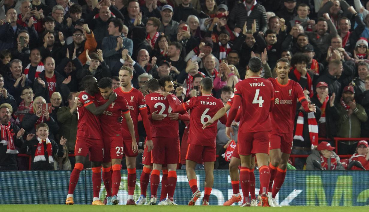 Hasil itu membuat The Reds naik ke puncak klasemen. Liverpool kini mendulang 76 poin, unggul dua angka atas Manchester City yang turun ke posisi dua. Adapun Manchester United menghuni peringkat enam dengan nilai 54. (AP/Jon Super)