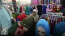 Pengunjung memilih model  jilbab yang di jual di pasar Beringharjo, Yogyakarta, Rabu, (8/6/2016). Saat bulan ramadan, penjualan pakaian muslim mengalami peningkatan. (Liputan6.com/Boy Harjanto)
