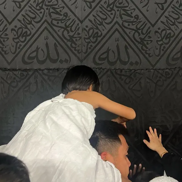 Momen 6 Artis Pegang Ka’bah Ini Penuh Haru, Tak Henti Ucap Syukur