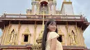 Kim Sae Jong berpose saat mengunjungi salah satu destinasi wisata di Thailand. Ia begitu memesona dengan rambut panjangnya. (Instagram/clean_0828)
