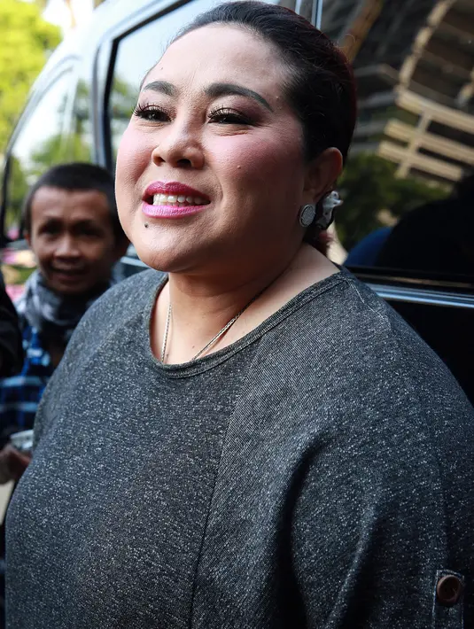 Nunung tidak berharap yang macam-macam untuk dirinya di tahun baru 2016. Dirinya hanya ingin tetap diberi kesehatan, pasalnya ia lelah dirundung bermacam penyakit yang membuatnya harus terus minum obat-obatan. (Deki Prayoga/Bintang.com)