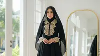 9 Model Gamis Hitam Simple Elegan Kombinasi Brokat Gold untuk Pesta Malam, Elegan