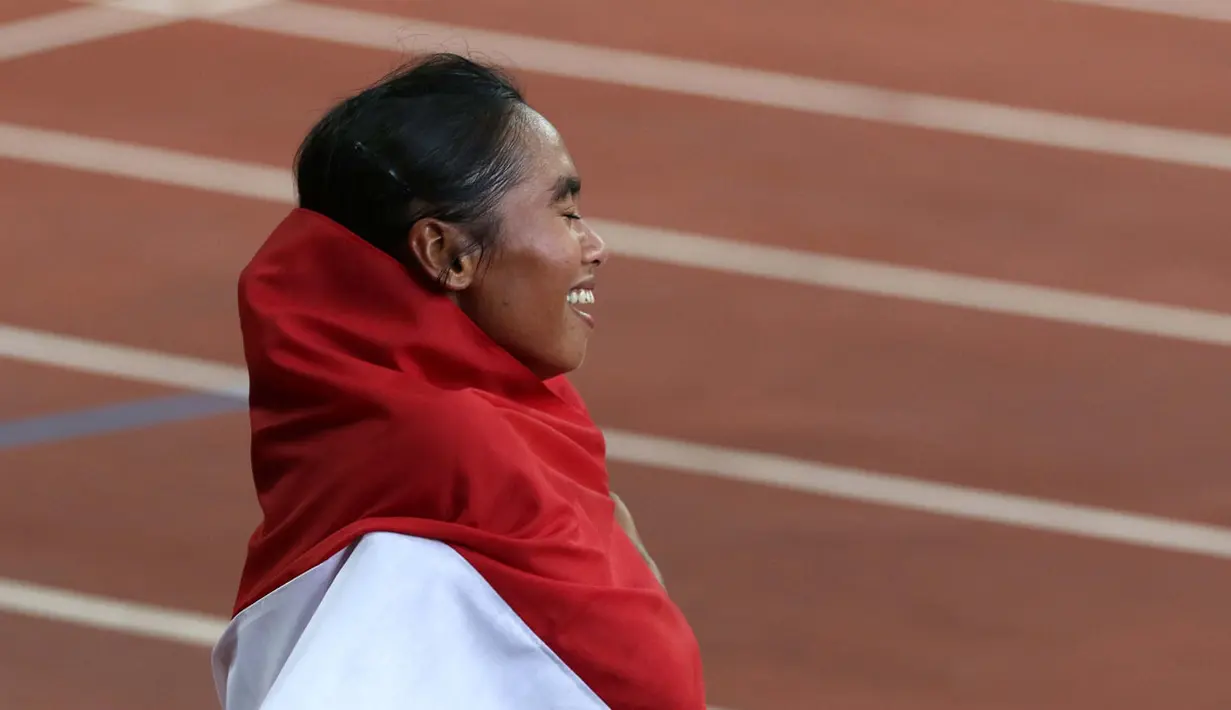 Pelari putri Indonesia Triyaningsih meraih emas nomor lari 10.000m SEA Games yang berlangsung di Stadion Nasional Singapura. Kamis (11/6). (Bola.com/Arief Bagus)