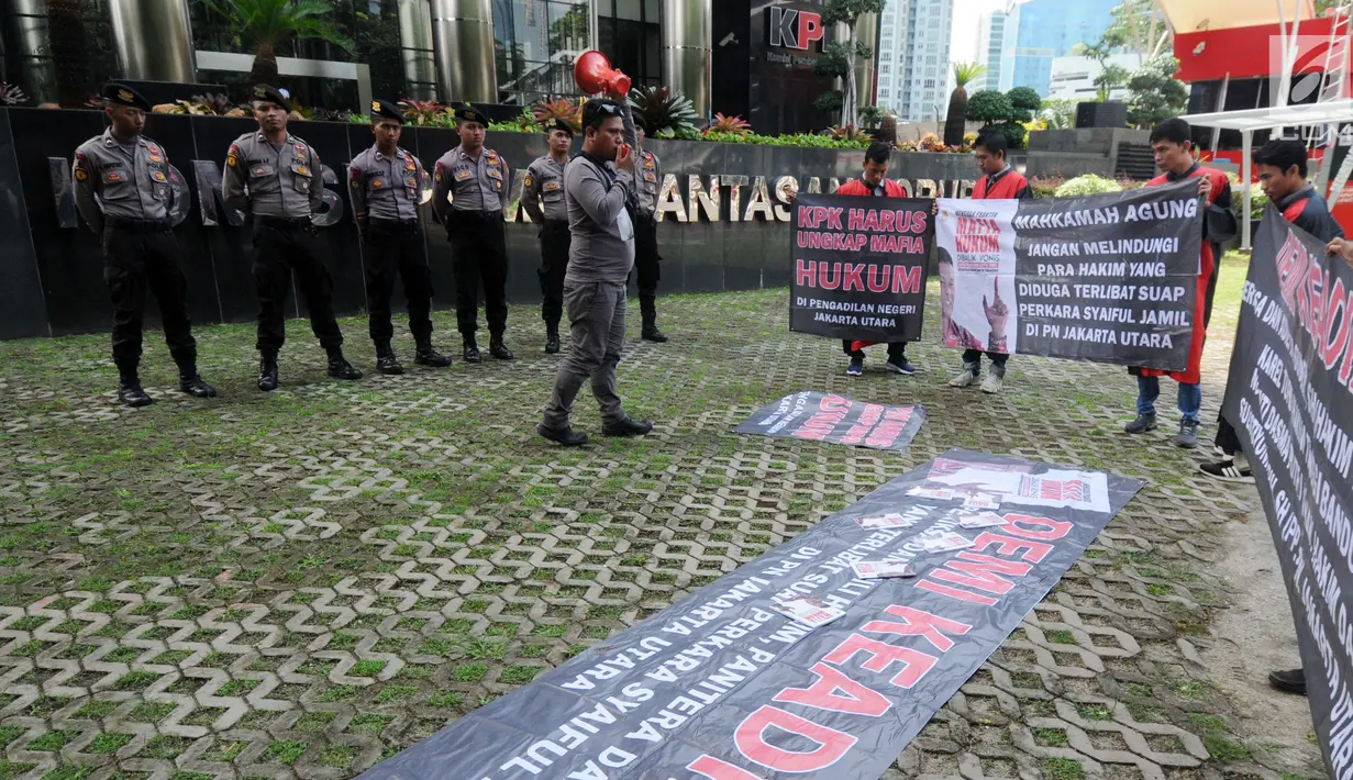 Masyarakat Peduli Keadilan berorasi saat berunjuk rasa di depan Gedung KPK, Jakarta, Senin (4/2). Massa mendesak KPK memeriksa mafia hukum kasus suap mantan Panitera PN Jakarta Utara Rohadi terhadap peringanan vonis Saipul Jamil. (Merdeka.com/Dwi Narwoko)
