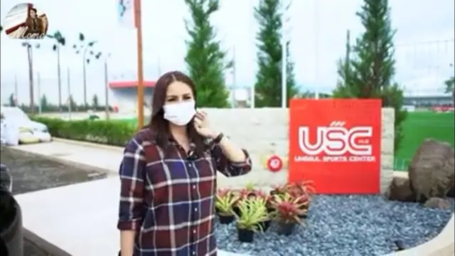 Momo Geisha meninjau pembangunan stadion sepakbola yang dibuat sang suami (YouTube/ Momo Youtube Channel)