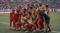 Para pemain Persija Jakarta merayakan gol kedua Gustavo Almeida pada laga pekan terakhir BRI Super League 2025/2026 pada Sabtu (23/5) sore WIB. (Bola.com/Abdul Aziz)