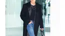 Bintang yang baru didapuk jadi Global Ambassador Celine itu mengenakan mantel panjang yang melapisi atasan hitam berkilauan. [Foto:IG/koreadispatch].