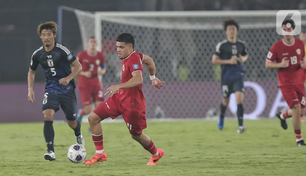 Duel antara timnas Indonesia melawan Jepang berlangsung ketat sejak menit awal pertandingan. (Liputan6.com/Angga Yuniar)