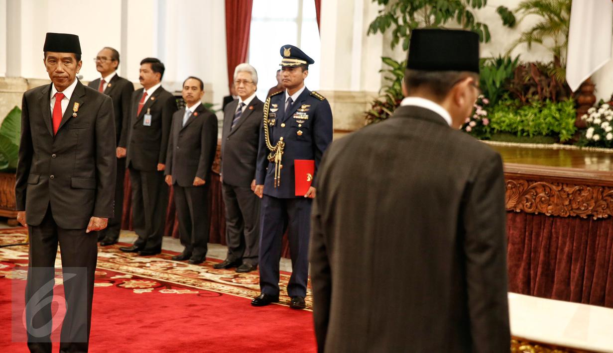 Presiden Jokowi (kiri) seusai melantik Dewan Pengawas dan Direksi Badan Penyelenggara Jaminan Sosial (BPJS) Ketenagakerjaan dan Kesehatan periode 2016-2021 di Istana Negara, Jakarta, Selasa (23/2). (Liputan6.com/Faizal Fanani)
