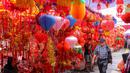 Berbagai toko menawarkan aneka pernak-pernik khas Imlek seperti lampion, gantungan, kaus, hingga patung kucing keberuntungan. (Magang/Liputan6.com/Muhammad Rizal)