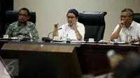 Menlu Retno Marsudi (tengah) bersama Pengamat Timur Tengah, Trias Kuncahyono (kanan) menjadi pembicara dalam diskusi di Kantor Staf Presiden, Komplek Istana, Jakarta, Rabu (2/3). Diskusi itu membahas KTT OKI dan isu Palestina (Liputan6.com/Faizal Fanani)