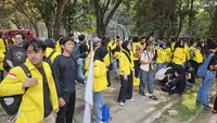 Mahasiswa UI berkumpul di lapangan parkir Fisip UI untuk bertolak ke Jakarta malakukan aksi demontrasi di Jakarta. (Liputan6.com/Dicky Agung Prihanto)