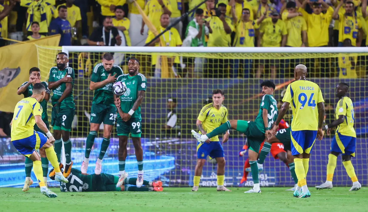 Kala itu, CR7 sukses mencetak gol pada menit ke-34 setelah menerima umpan silang terukur dari Nuno Mendes. (AFP/Fayez Nureldine)