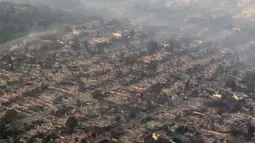Lebih dari 130 ribu orang dipaksa meninggalkan rumah mereka, sejak pertama kali kebakaran terjadi pada Selasa (7/1) hingga Kamis (9/1/2025). (JOSH EDELSON/AFP)