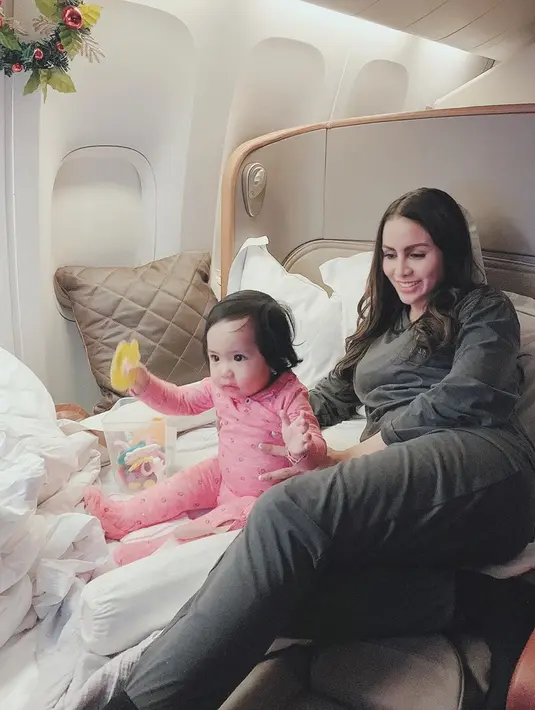 Sering berlibur ke luar negeri, Sheena juga diajak menikmati penerbangan first class. Sumber (liputan6.com/IG/therealmomogeisha)