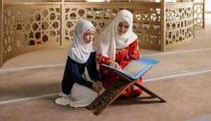 Ilustrasi Islami, muslimah, mengaji, membaca Al-Qur'an. 9Foto oleh Alena Darmel: https://www.pexels.com/id-id/foto/wanita-gadis-duduk-putih-8164752/)