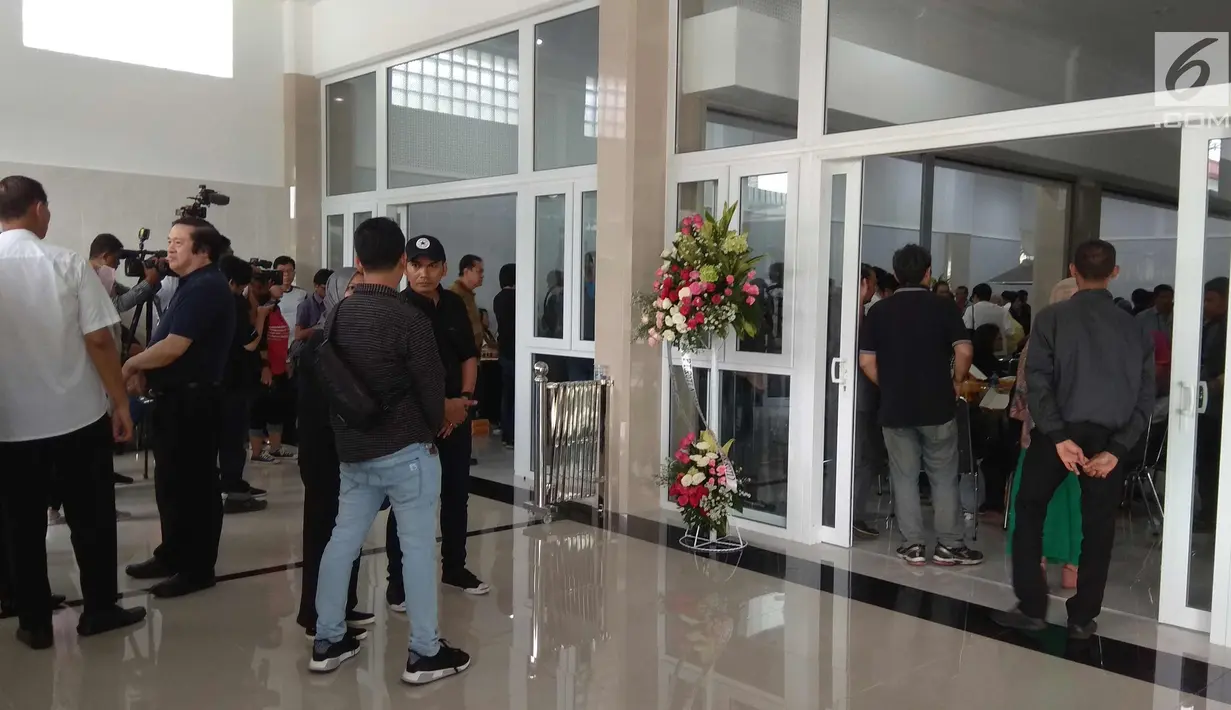 Keluarga dan kerabat melayat almarhum  Hari Darmawan di rumah duka Sinar Asih, Bondongan, Bogor, Sabtu (10/3). Juru Bicara keluarga Hari Darmawan, Ilham Fadjriansyah, mengatakan, jenazah akan disemayamkan di Bali. (Liputan6.com/Achmad Sudarno)
