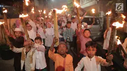 Anak-anak mengikuti pawai obor menyambut Tahun Baru Islam 1 Muharam 1439 Hijriah kawasan Cikini, Jakarta, Rabu (20/9). Tanggal 21 September menjadi awal tahun bagi penanggalan kalender 1439 Hijriah. (Liputan6.com/Faizal Fanani)
