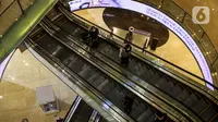 Pengunjung menaiki ekskalator di pusat perbelanjaan di Jakarta, Rabu (3/11/2021). Setelah diterapkan PPKM Level 1 di Jakarta, pusat perdagangan atau mal boleh menerima pengunjung hingga 100 persen sampai dengan pukul 22.00 WIB. (Liputan6.com/Faizal Fanani)