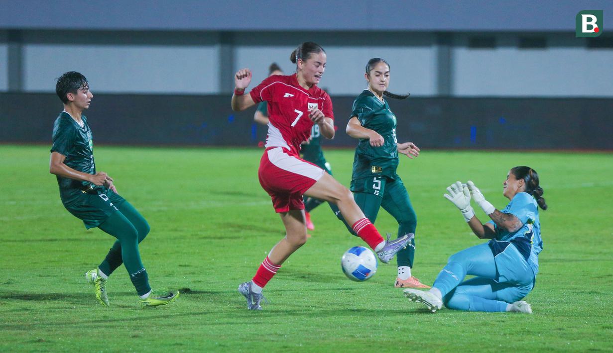 Garuda Pertiwi terlihat kesulitan menembus barisan pertahanan apalagi mencetak gol ke gawang Pakistan pada pertandingan yang digelar di Indomilk Arena, Rabu (2/7/2025). (Bola.com/M Iqbal Ichsan)