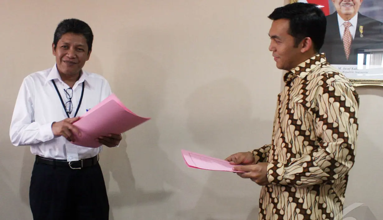 Deputi Bidang Usaha Industri Primer Kementerian BUMN Muhamad Zamkhani (kiri) dan Dirut PT Pindad (Persero), Silmy Karim saat acara penyerahan surat keputusan Menteri BUMN, Jakarta, Senin (22/12/2014).(Liputan6.com/Miftahul Hayat)