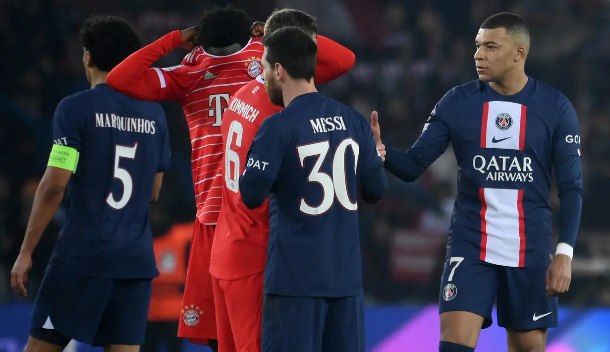 Dua pemain PSG, Lionel Messi dan Kylian Mbappe saat berakhirnya laga menghadapi Bayern Munchen dalam laga leg pertama babak 16 besar Liga Champions 2022/2023 di Parc des Princes Stadium, Paris (14/2/2023). Usai laga Alphonso Davies mendapatkan apa yang ditunggu-tunggunya selama dua setengah tahun. (AFP/Franck Fife)