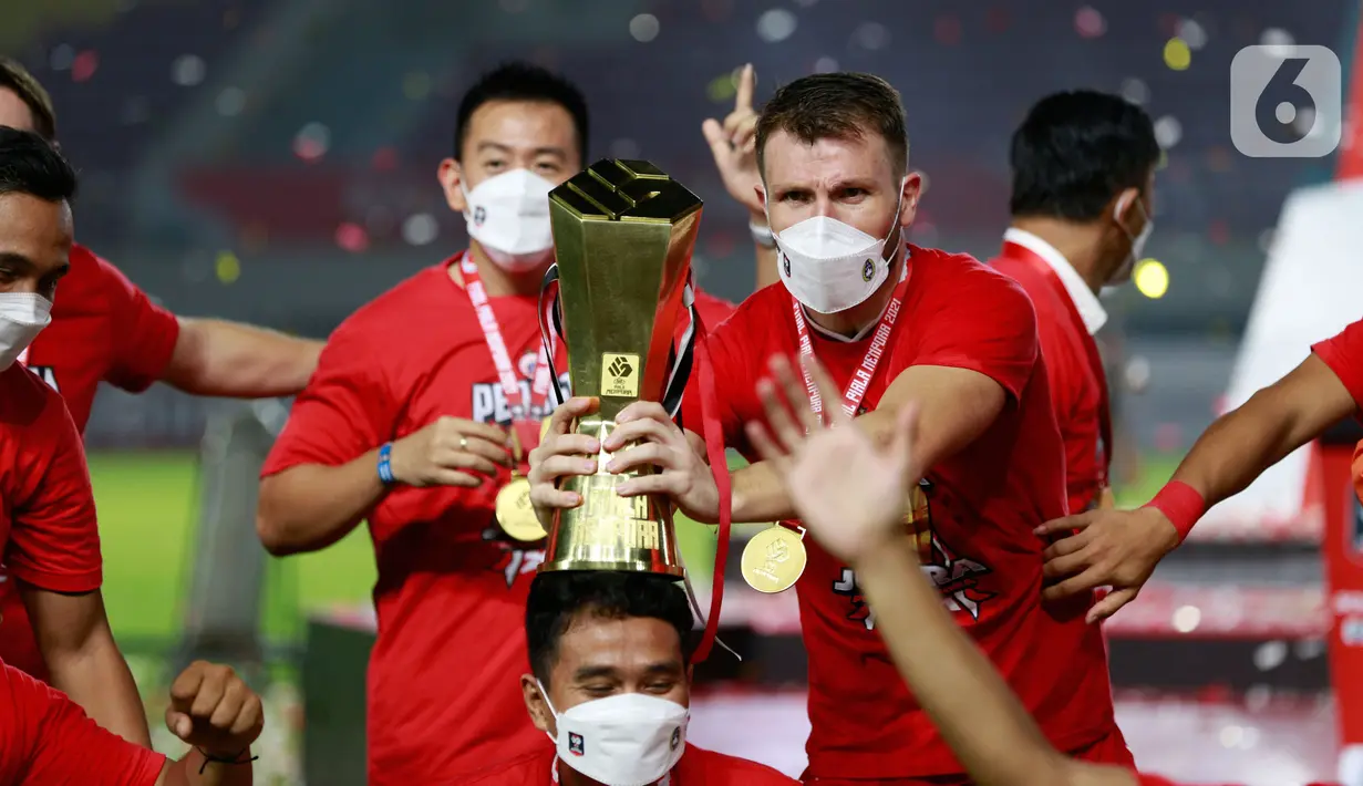 Pemain Persija Jakarta, Marco Motta, melakukan selebrasi usai menjuarai Piala Menpora 2021 di Stadion Manahan, Solo, Minggu (25/4/2021). (Bola.com/M Iqbal Ichsan)