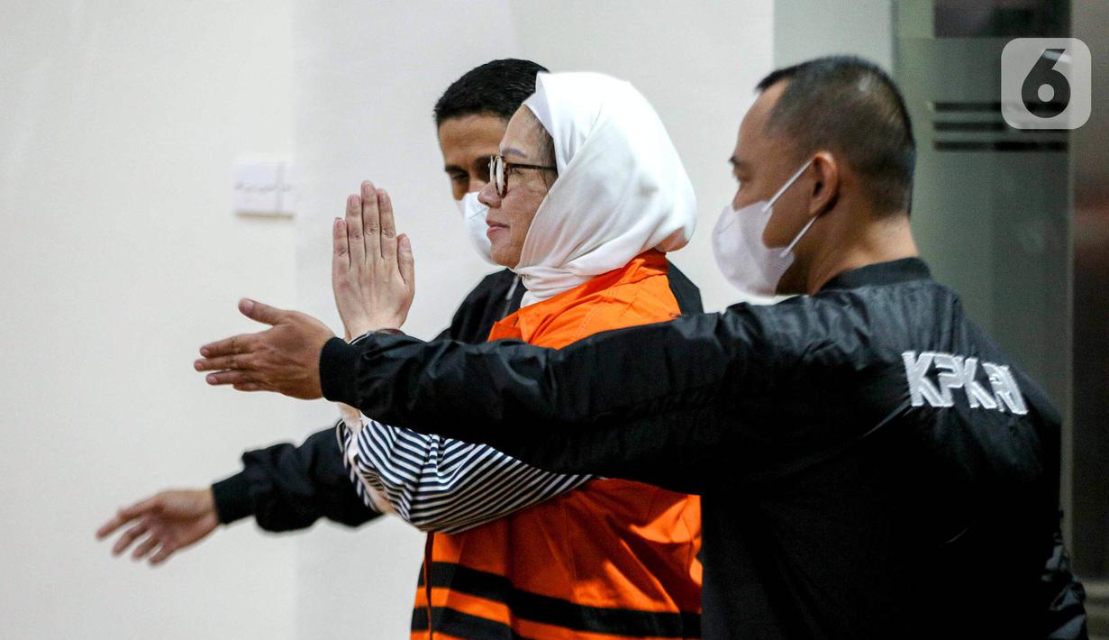 Usai pemeriksaan dan penetapan tersangka, mantan Direktur Utama (Dirut) Pertamina Galaila Karen Kardinah atau Karen Agustiawan langsung digiring petugas KPK. (Liputan6.com/Faizal Fanani)