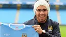 Striker asal Argentina, Carlos Tevez berpose di City of Manchester Stadium setelah resmi bergabung dengan Manchester City pada 14 Juli 2009. AFP PHOTO/ANDREW YATES