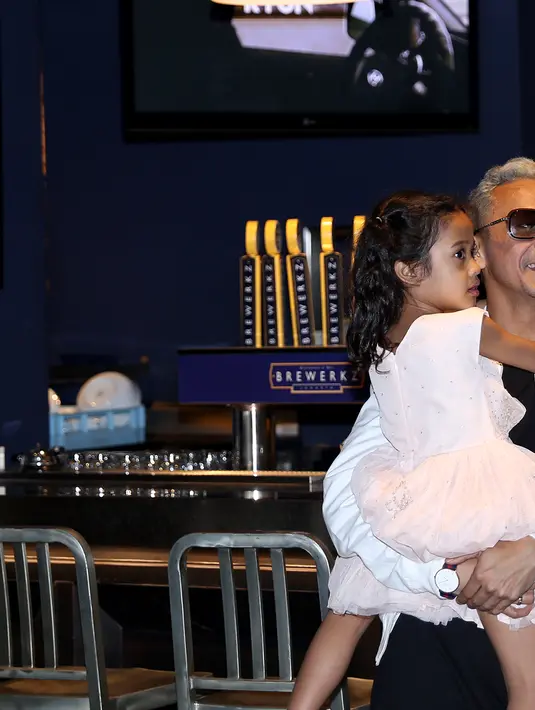 "Iya, selalu (romantis). Dari bangun tidur sampai sebelum tidur dia pasti ngomong I love you," ujar Cynthia Riza di launching Catatan Harian Giring vidio.com, di Senayan City, Jakarta Selatan, Selasa (29/3/2016). (Andy Masela/Bintang.com)